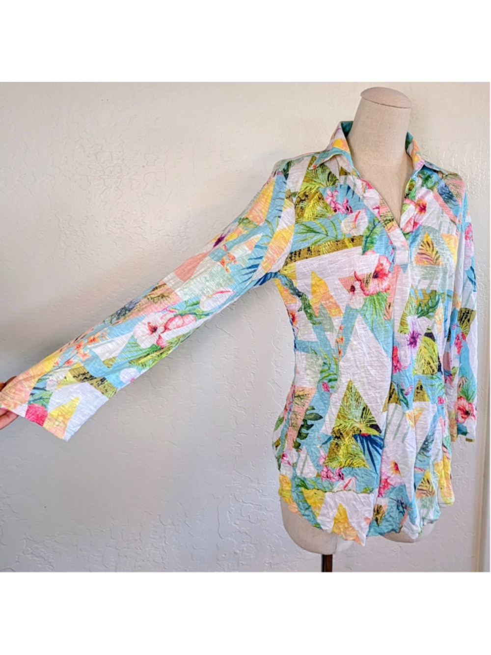 David Cline Tropical Print Top NWT Small Lightweight Crinkle Polo 3/4 sleeve - Picture 2 of 12